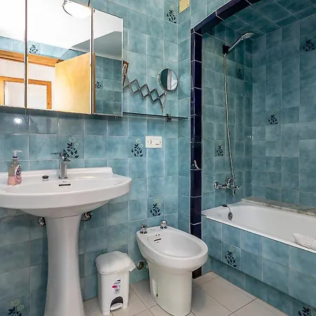 Palmeras 4 Personas Cerca Del Pueblo De