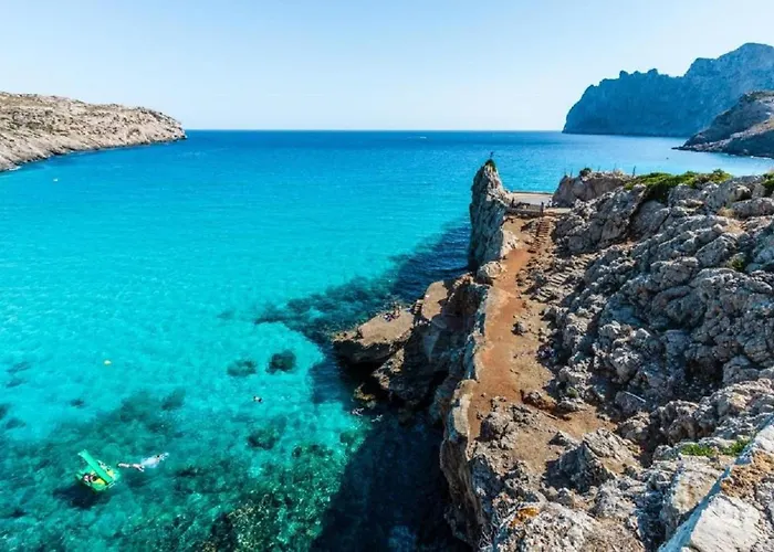 Palmeras 4 Personas Cerca Del Pueblo De ポレンサ