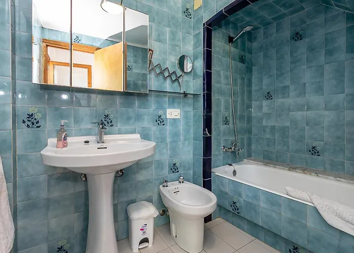 Palmeras 4 Personas Cerca Del Pueblo De